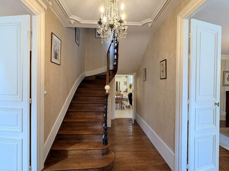 House Ussel - 8 bedrooms - 677m²