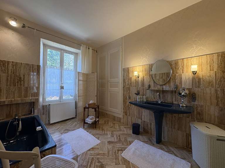 House Ussel - 8 bedrooms - 677m²