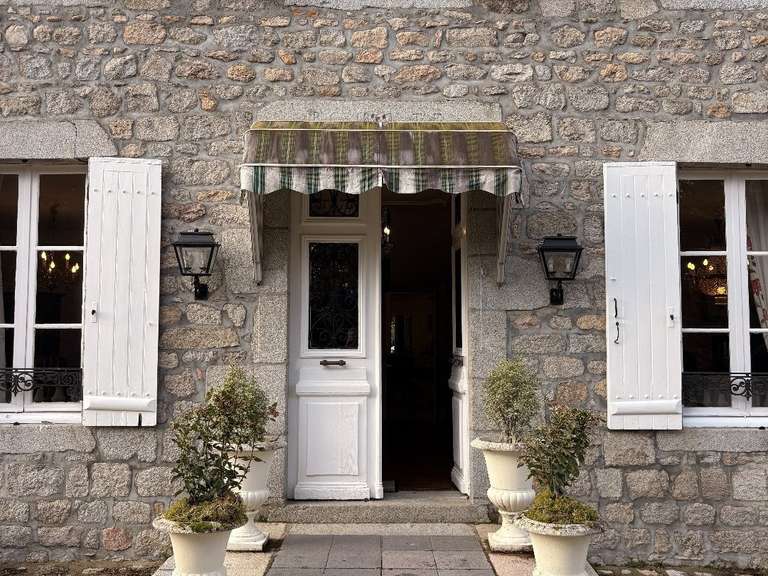 House Ussel - 8 bedrooms - 677m²