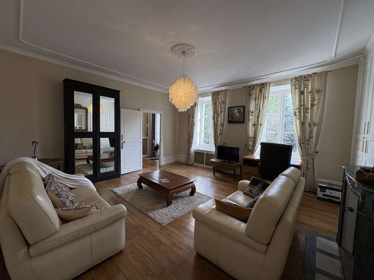House Ussel - 8 bedrooms - 677m²