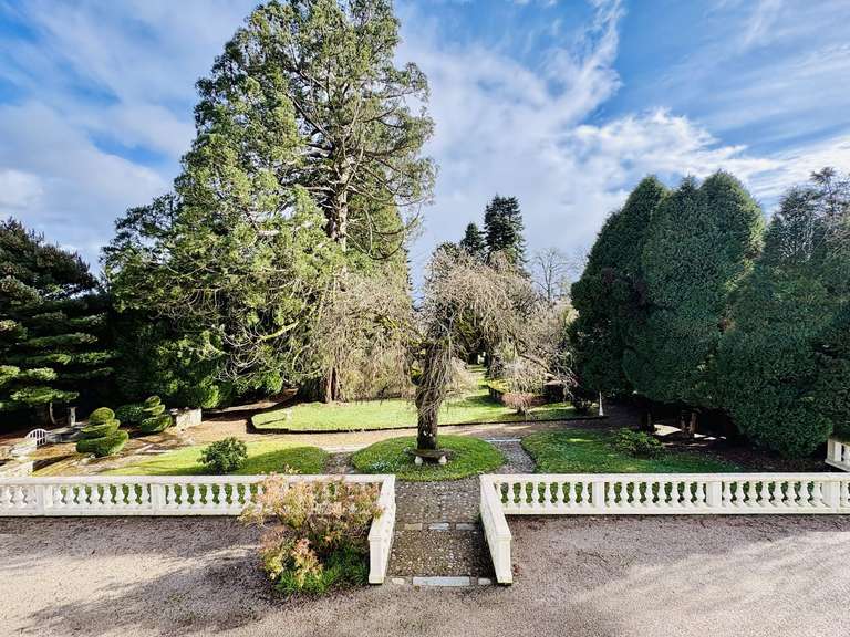House Ussel - 8 bedrooms - 677m²
