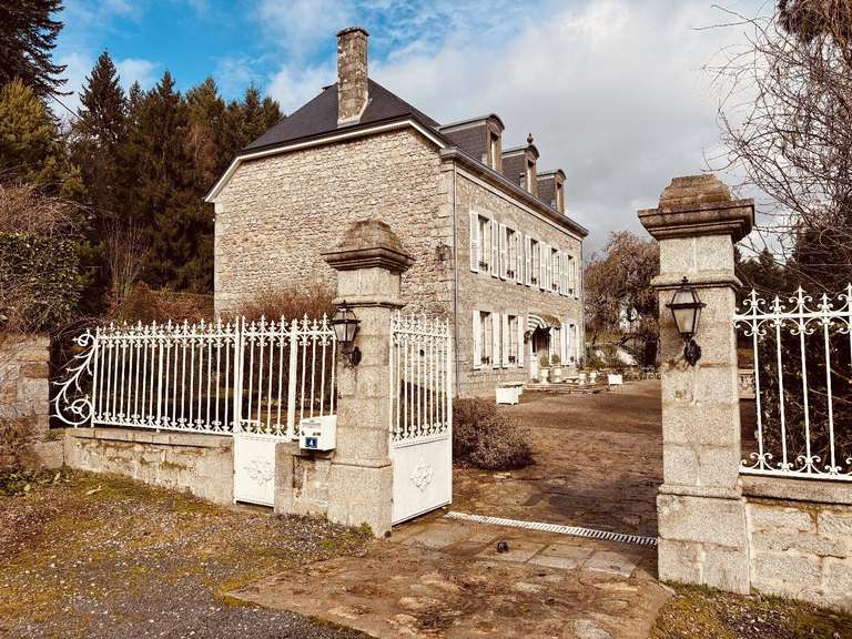 House Ussel - 8 bedrooms - 677m²
