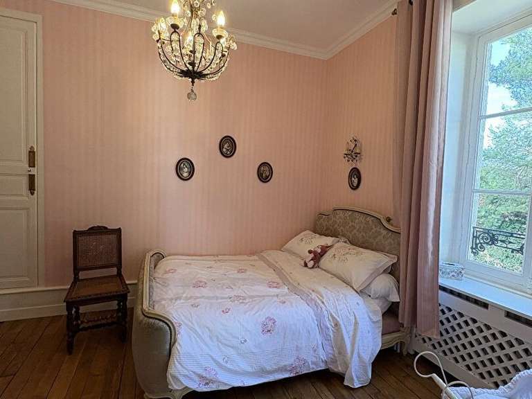 House Ussel - 8 bedrooms - 677m²