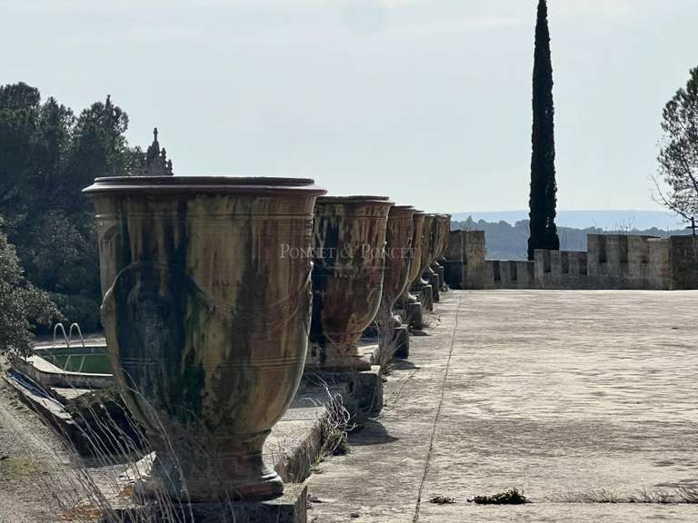 Castle Uzès - 7 bedrooms - 640m²