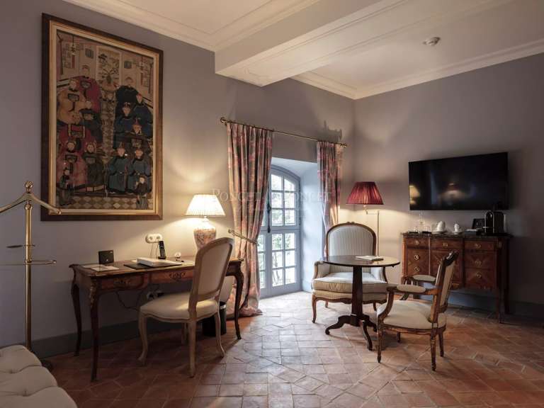 Château Uzès - 22 chambres - 2500m²