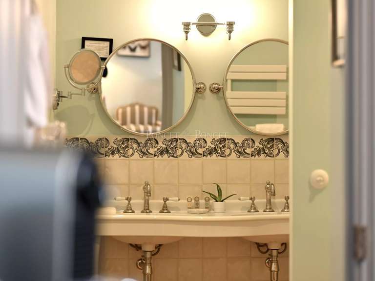 Château Uzès - 22 chambres - 2500m²