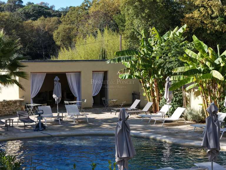 Château Uzès - 22 chambres - 2500m²