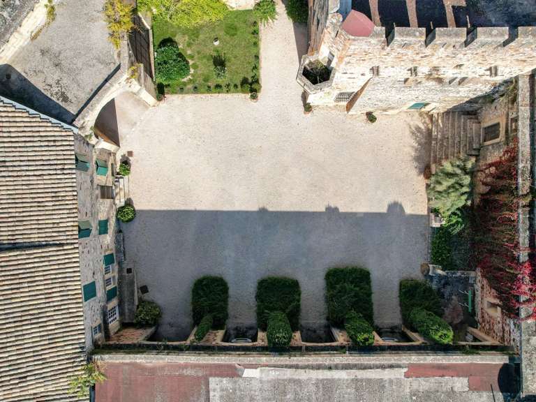 Château Uzès - 14 chambres - 1950m²