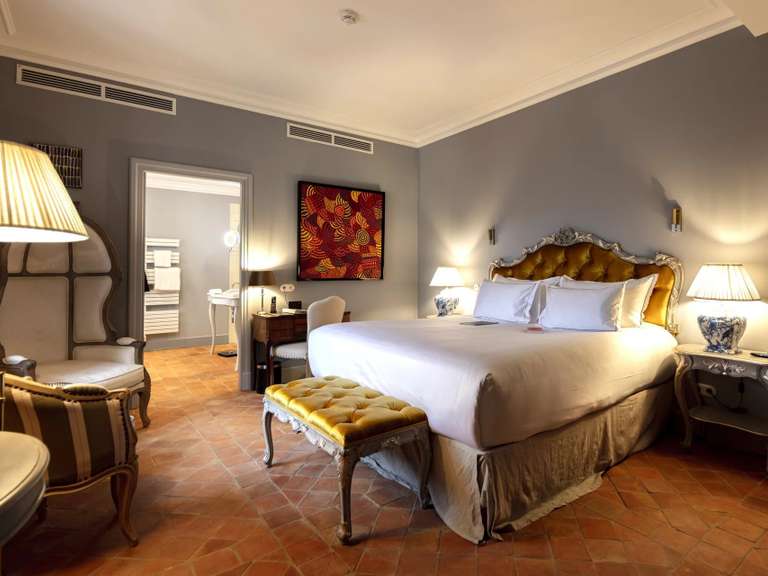 Château Uzès - 18 chambres - 2050m²