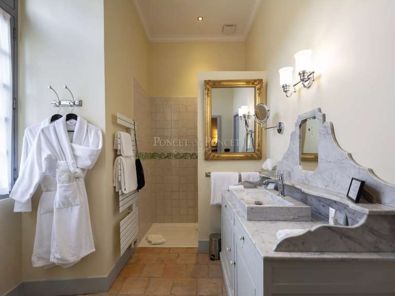 Château Uzès - 22 chambres - 2500m²