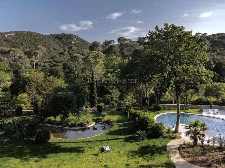 Château Uzès - 22 chambres - 2500m²