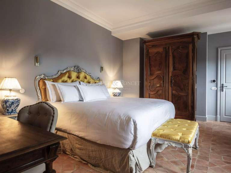 Château Uzès - 22 chambres - 2500m²