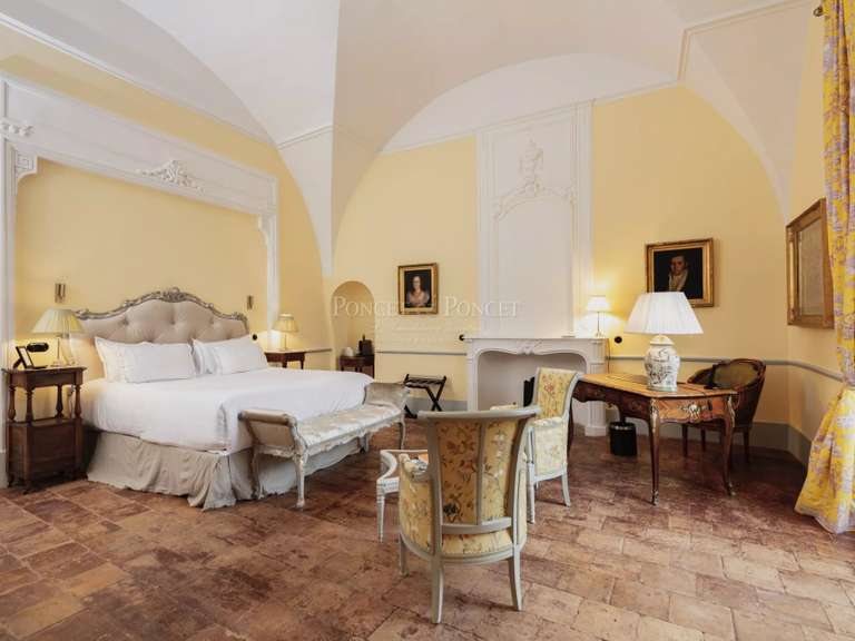 Château Uzès - 22 chambres - 2500m²