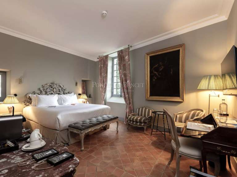 Château Uzès - 22 chambres - 2500m²