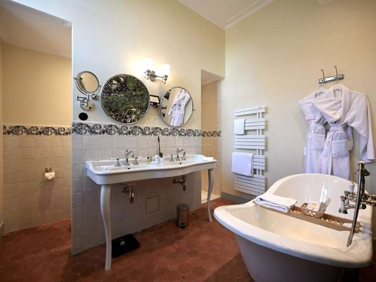 Château Uzès - 22 chambres - 2500m²