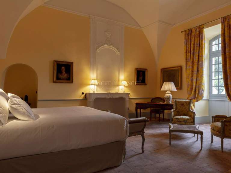 Château Uzès - 22 chambres - 2500m²