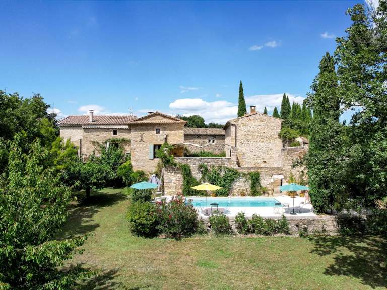 Propriété Uzès - 15 chambres - 767m²