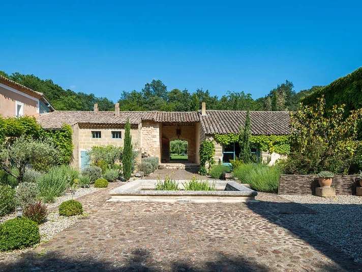 Propriété Uzès - 25 chambres - 1695m²