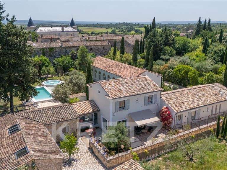 Propriété Uzès - 10 chambres - 1070m²