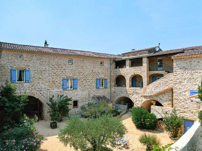 Propriété Uzès - 18 chambres - 1104m²