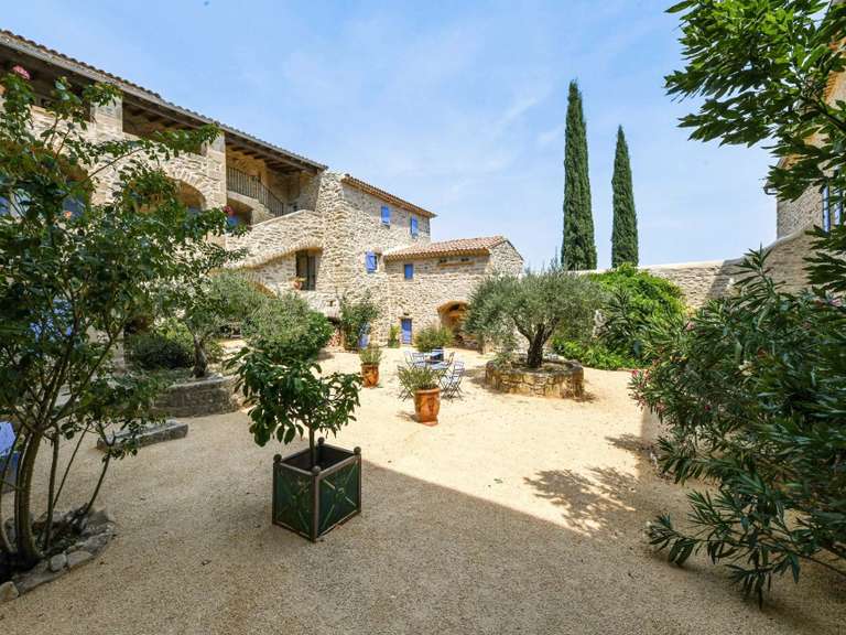 Propriété Uzès - 18 chambres - 1104m²
