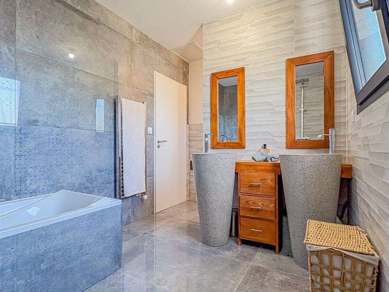 Maison Vaison-la-Romaine - 6 chambres - 198m²