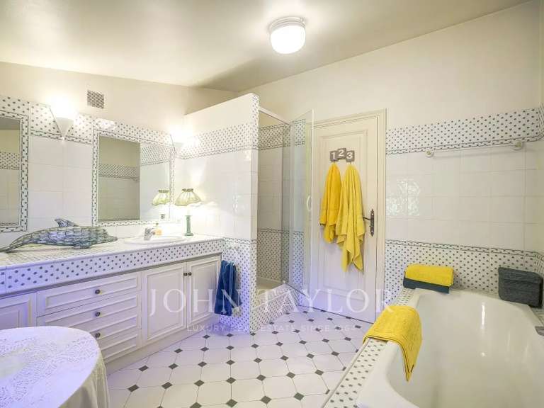 Maison Valbonne - 6 chambres - 330m²