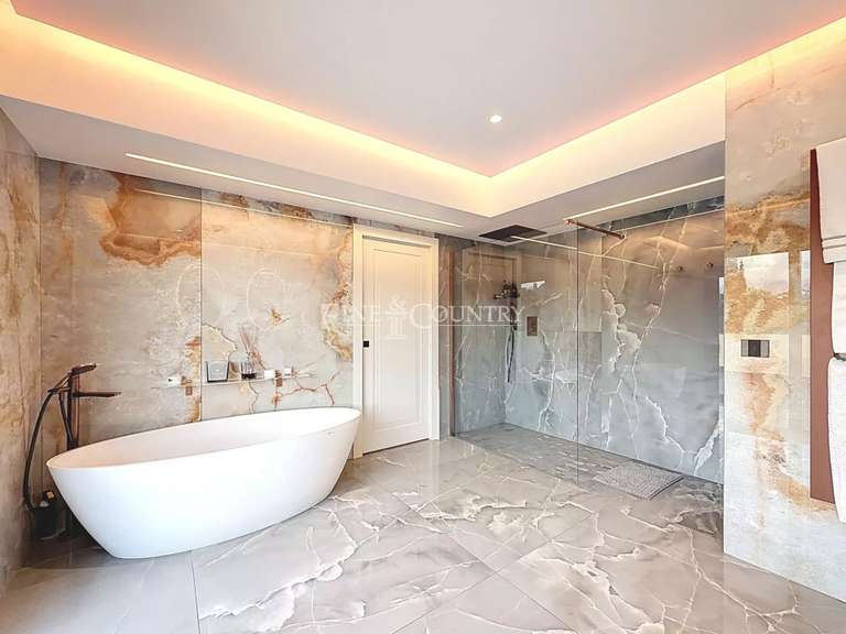 Villa Valbonne - 4 bedrooms - 318m²