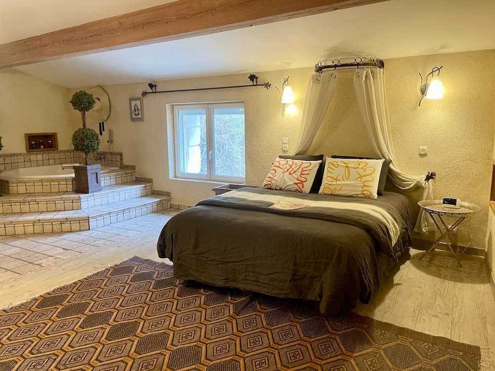 Equestrian property Valence