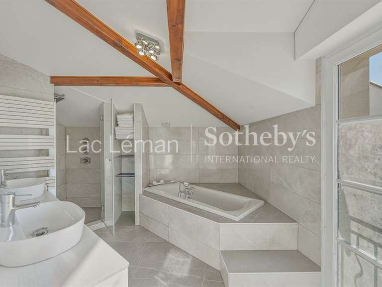 Maison Veigy-Foncenex - 5 chambres - 430m²