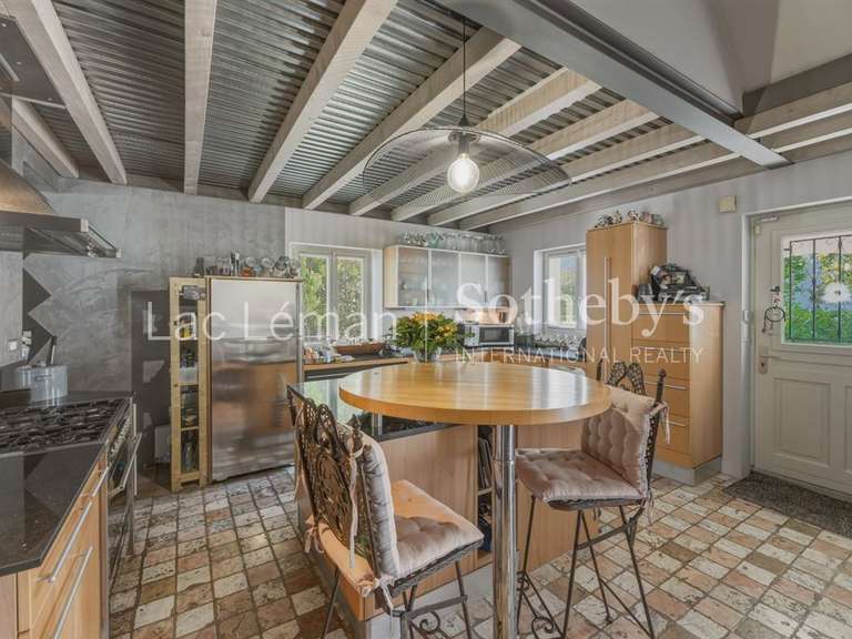 Maison Veigy-Foncenex - 2 chambres - 300m²