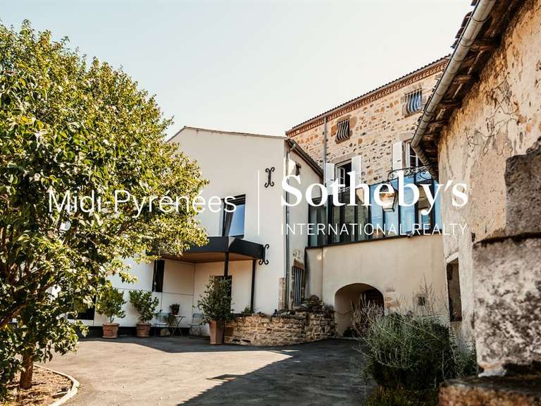 Maison Vic-le-Comte - 4 chambres - 395m²