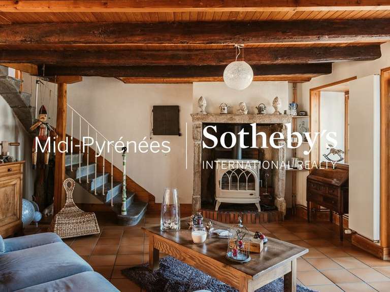 Maison Vic-le-Comte - 4 chambres - 395m²