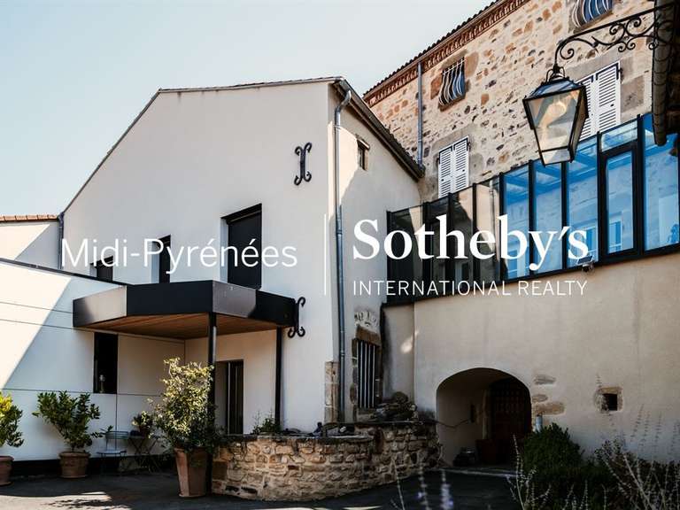 Maison Vic-le-Comte - 4 chambres - 395m²