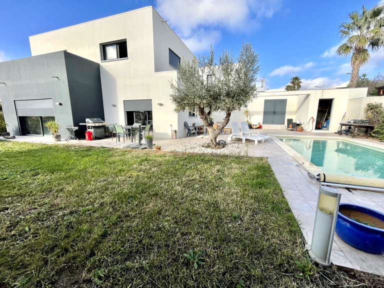 Maison Villeneuve-de-la-Raho - 3 chambres - 150m²