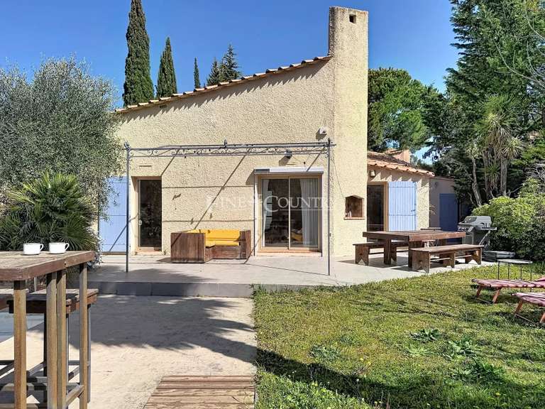 Maison Villeneuve-Loubet - 5 chambres - 154m²