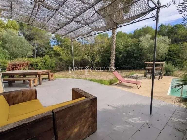 Maison Villeneuve-Loubet - 5 chambres - 154m²