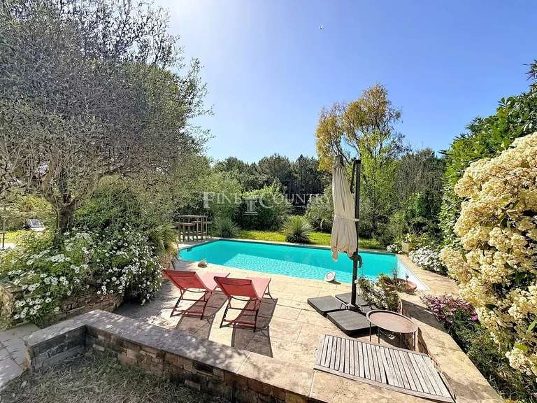 Maison Villeneuve-Loubet - 5 chambres - 154m²