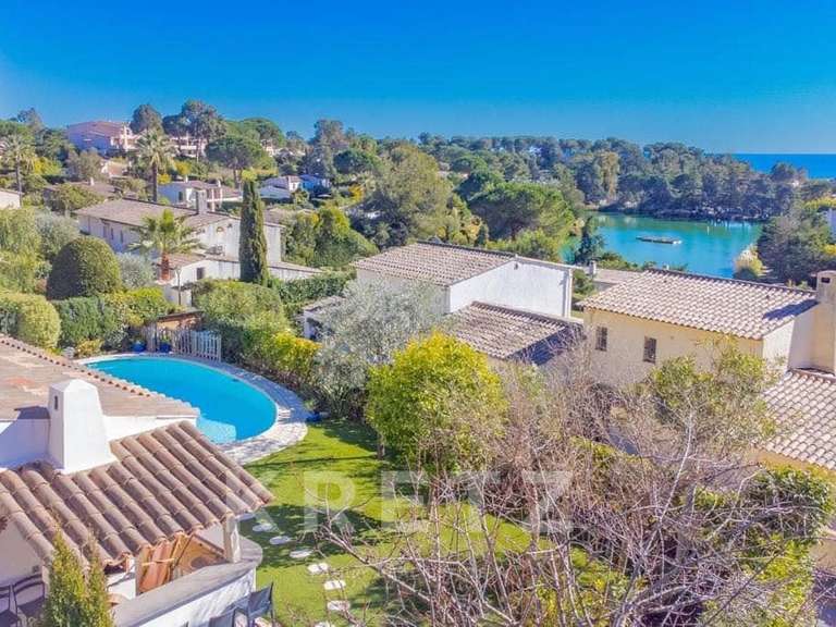 Maison Villeneuve-Loubet - 4 chambres - 200m²