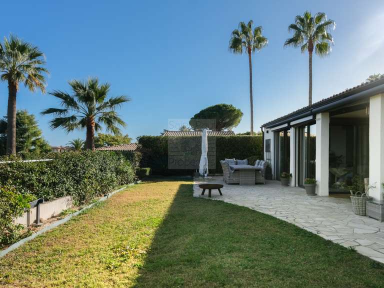 Maison Villeneuve-Loubet - 4 chambres - 153m²