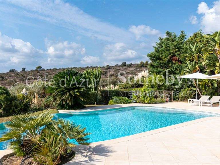 Maison Villeneuve-Loubet - 4 chambres - 205m²
