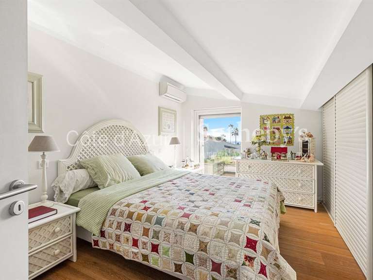 Maison Villeneuve-Loubet - 4 chambres - 205m²