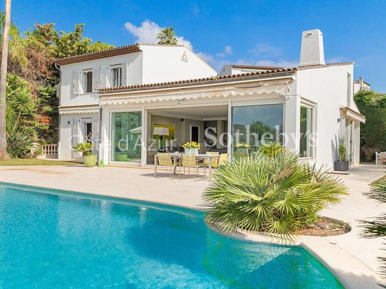 Maison Villeneuve-Loubet - 4 chambres - 205m²