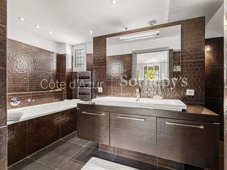 Maison Villeneuve-Loubet - 4 chambres - 205m²