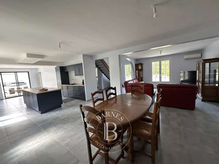 Maison Villeneuve-sur-Conie - 8 chambres - 321m²