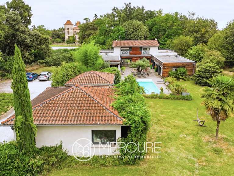 Villa Villeneuve-Tolosane - 4 chambres - 301m²