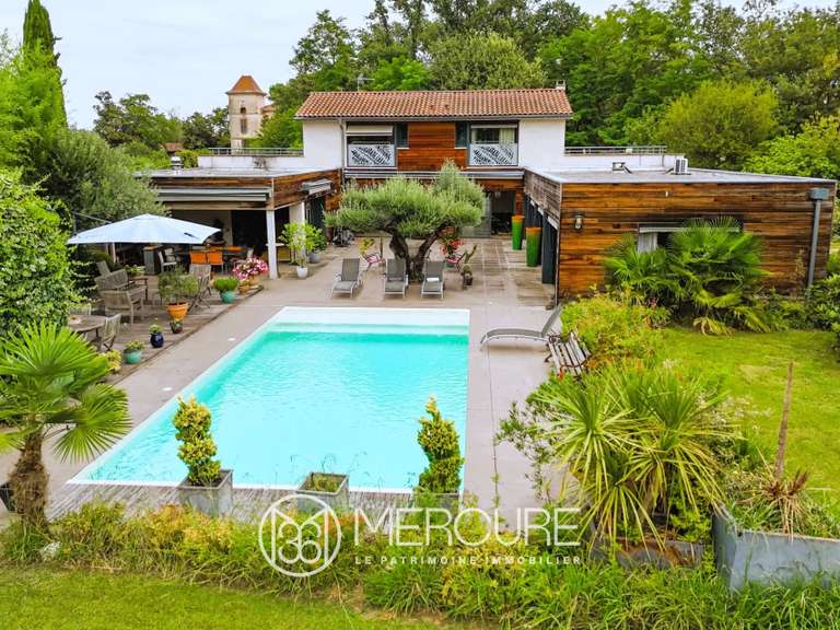 Villa Villeneuve-Tolosane - 4 chambres - 301m²