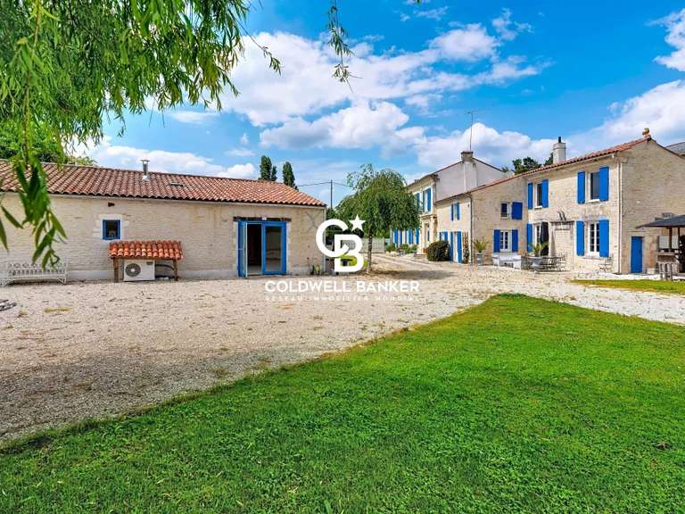 House Vouhé - 6 bedrooms - 332m²