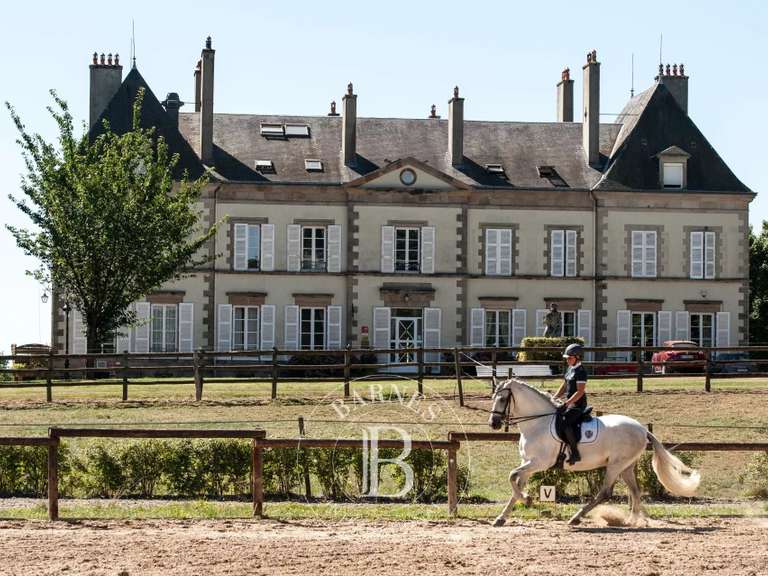 Propriété équestre Ygrande - 19 chambres - 1500m²