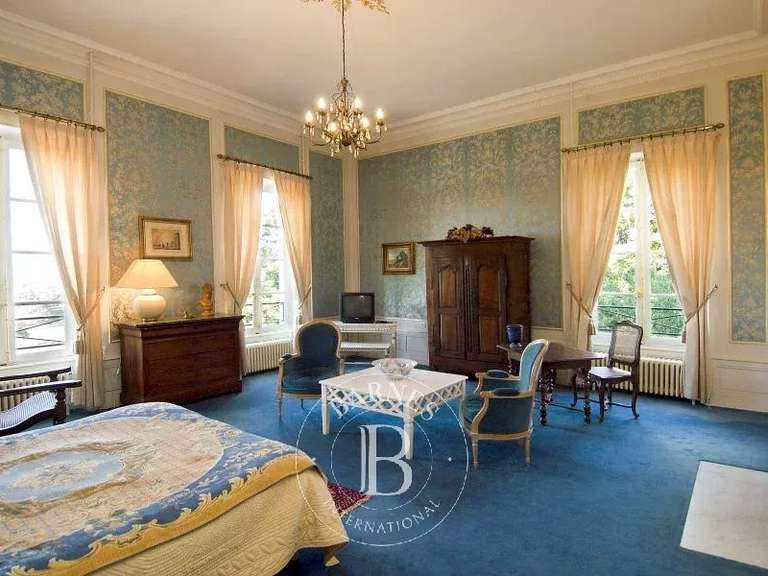 Propriété équestre Ygrande - 19 chambres - 1500m²